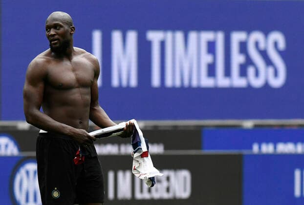 Bilder des Jahres 2021, Sport 04 April Sport Themen der Woche KW14 Sport Bilder des Tages IPP20210411 Football - soccer: Serie A, Inter Mailand - Cagliari Calcio, Romelu Lukaku senza maglia a petto nudo (Verwendung nur in Deutschland - GERMANY ONLY) *** IPP20210411 Football soccer Serie A, Inter Milan Cagliari Calcio, Romelu Lukaku senza maglia a petto nudo use only in Germany GERMANY ONLY 