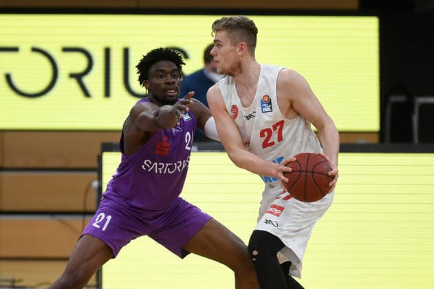 BG Göttingen - S.Oliver Baskets Würzburg 11.04.2021, Basketball-Bundesliga easyCredit-BBL, Saison 2020 2021, Hauptrunde, BG Göttingen - S.Oliver Baskets Würzburg. Göttingens Tai Odiase (l) spielt gegen Würzburgs Jonas Weitzel. Göttingen Niedersachsen Deutschland