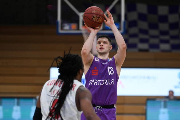 BG Göttingen - S.Oliver Baskets Würzburg 11.04.2021, Basketball-Bundesliga easyCredit-BBL, Saison 2020 2021, Hauptrunde, BG Göttingen - S.Oliver Baskets Würzburg. Göttingens Rihards Lomazs (r) spielt gegen Würzburgs Robert Loewery. Göttingen Niedersachsen Deutschland