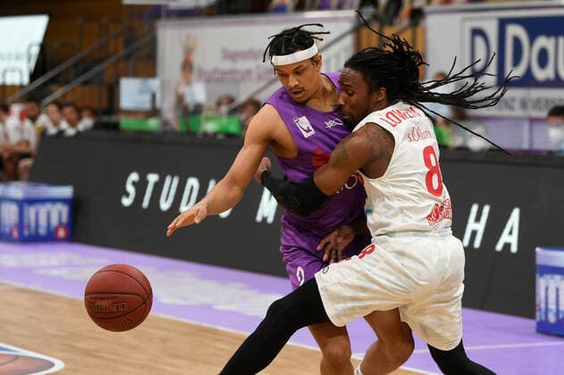 BG Göttingen - S.Oliver Baskets Würzburg 11.04.2021, Basketball-Bundesliga easyCredit-BBL, Saison 2020 2021, Hauptrunde, BG Göttingen - S.Oliver Baskets Würzburg. Göttingens Nelson Weidemann (l) spielt gegen Würzburgs Robert Loewery. Göttingen Niedersachsen Deutschland