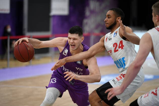 BG Göttingen - S.Oliver Baskets Würzburg 11.04.2021, Basketball-Bundesliga easyCredit-BBL, Saison 2020 2021, Hauptrunde, BG Göttingen - S.Oliver Baskets Würzburg. Göttingens Rihards Lomazs (l) spielt gegen Würzburgs Cameron Hunt. Göttingen Niedersachsen Deutschland