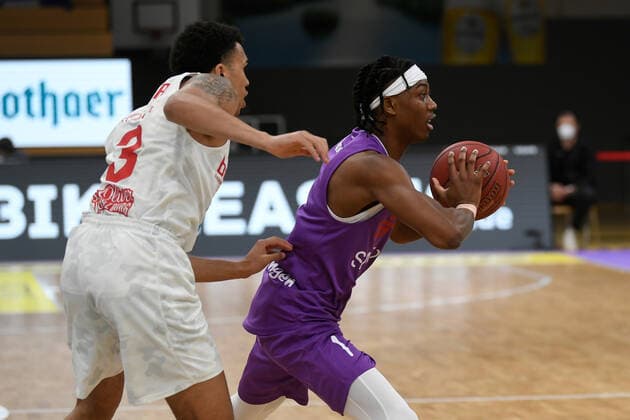 BG Göttingen - S.Oliver Baskets Würzburg 11.04.2021, Basketball-Bundesliga easyCredit-BBL, Saison 2020 2021, Hauptrunde, BG Göttingen - S.Oliver Baskets Würzburg. Göttingens Deishuan Booker (r) spielt gegen Würzburgs Perry Jones. Göttingen Niedersachsen Deutschland