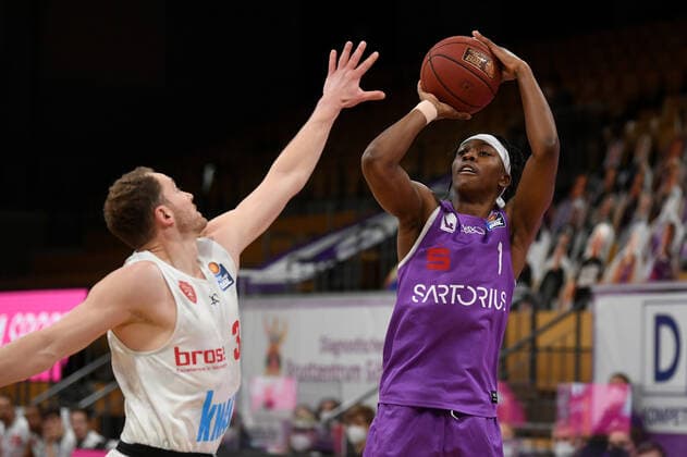 BG Göttingen - S.Oliver Baskets Würzburg 11.04.2021, Basketball-Bundesliga easyCredit-BBL, Saison 2020 2021, Hauptrunde, BG Göttingen - S.Oliver Baskets Würzburg. Göttingens Deishuan Booker (r) spielt gegen Würzburgs Tyson Ward. Göttingen Niedersachsen Deutschland