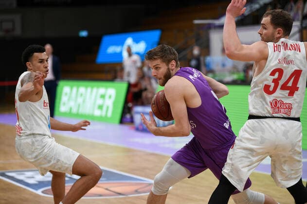 BG Göttingen - S.Oliver Baskets Würzburg 11.04.2021, Basketball-Bundesliga easyCredit-BBL, Saison 2020 2021, Hauptrunde, BG Göttingen - S.Oliver Baskets Würzburg. Göttingens Mathis Mönninghoff (M) spielt gegen Würzburgs Felix Hoffmann. Göttingen Niedersachsen Deutschland