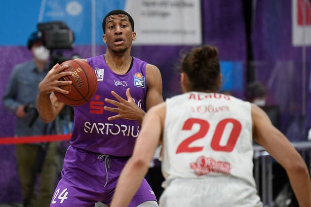 BG Göttingen - S.Oliver Baskets Würzburg 11.04.2021, Basketball-Bundesliga easyCredit-BBL, Saison 2020 2021, Hauptrunde, BG Göttingen - S.Oliver Baskets Würzburg. Göttingens Aubrey Dawkins (l) spielt gegen Würzburgs Julian Albus. Göttingen Niedersachsen Deutschland
