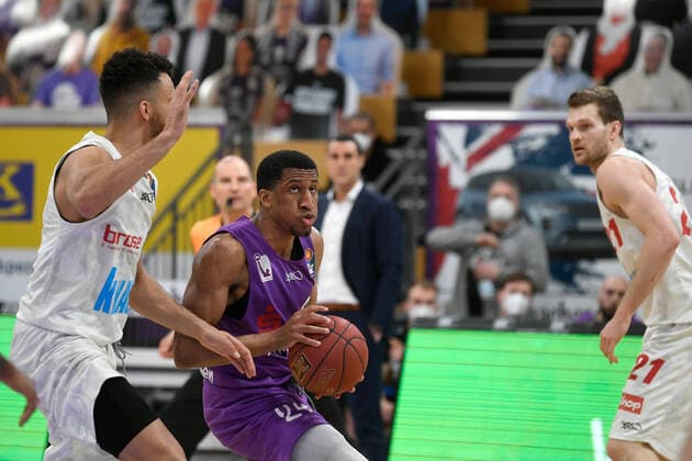 BG Göttingen - S.Oliver Baskets Würzburg 11.04.2021, Basketball-Bundesliga easyCredit-BBL, Saison 2020 2021, Hauptrunde, BG Göttingen - S.Oliver Baskets Würzburg. Göttingens Aubrey Dawkins am Ball. Göttingen Niedersachsen Deutschland
