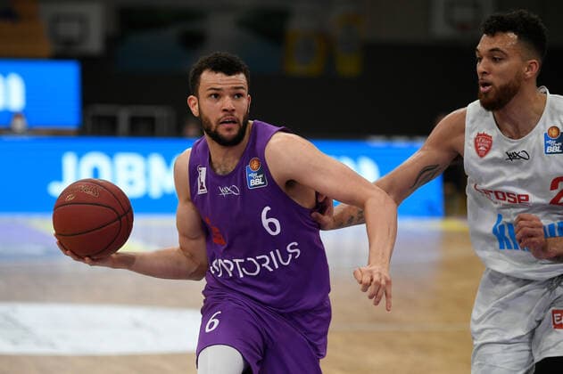 BG Göttingen - S.Oliver Baskets Würzburg 11.04.2021, Basketball-Bundesliga easyCredit-BBL, Saison 2020 2021, Hauptrunde, BG Göttingen - S.Oliver Baskets Würzburg. Göttingens Luke Nelson spielt den Ball. Göttingen Niedersachsen Deutschland