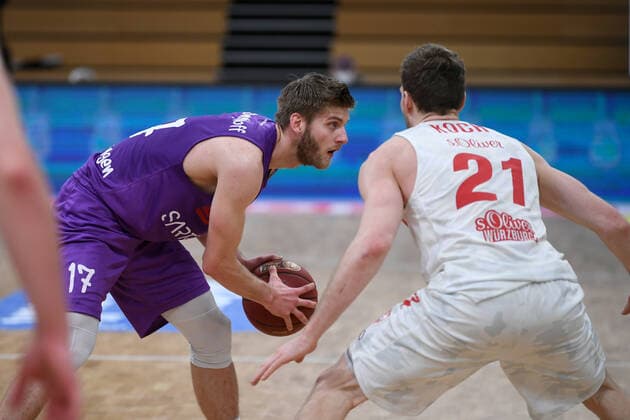 BG Göttingen - S.Oliver Baskets Würzburg 11.04.2021, Basketball-Bundesliga easyCredit-BBL, Saison 2020 2021, Hauptrunde, BG Göttingen - S.Oliver Baskets Würzburg. Göttingens Mathis Mönninghoff (l) spielt gegen Würzburgs Florian Koch. Göttingen Niedersachsen Deutschland