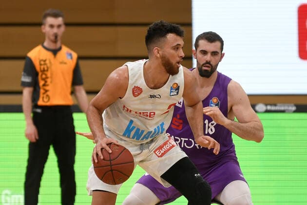 BG Göttingen - S.Oliver Baskets Würzburg 11.04.2021, Basketball-Bundesliga easyCredit-BBL, Saison 2020 2021, Hauptrunde, BG Göttingen - S.Oliver Baskets Würzburg. Würzburgs Brekkott Chapman (l) spielt gegen Göttingens Harper Kamp. Göttingen Niedersachsen Deutschland