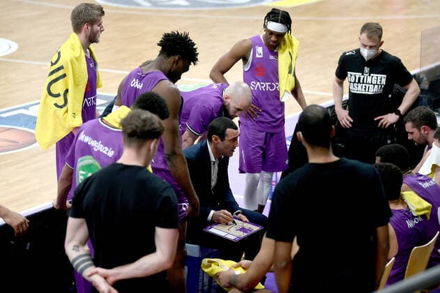 BG Göttingen - S.Oliver Baskets Würzburg 11.04.2021, Basketball-Bundesliga easyCredit-BBL, Saison 2020 2021, Hauptrunde, BG Göttingen - S.Oliver Baskets Würzburg. Göttingens Trainer Roel Moors (M) spricht zu seiner Mannschaft. Göttingen Niedersachsen Deutschland