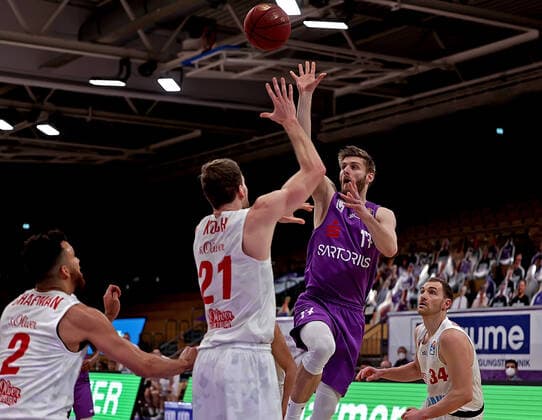 GSD zje123 Saison 2020 21 Easy credit Basketball Bundesliga BG Göttingen - s.Oliver Würzburg Göttingens Mathis Mönninghoff (am Ball) gegen Würzburgs Florian Koch