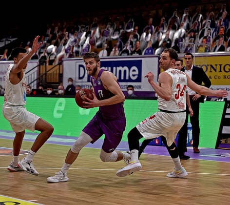 GSD zje123 Saison 2020 21 Easy credit Basketball Bundesliga BG Göttingen - s.Oliver Würzburg Göttingens Mathis Mönninghoff (am Ball) gegen Würzburgs Felix Hofmann (rechts)