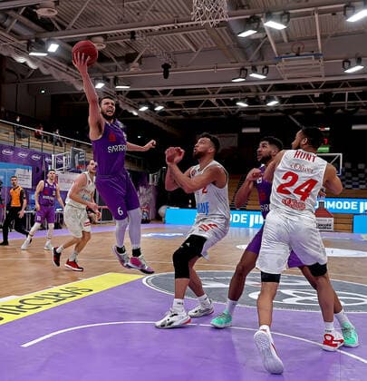 GSD zje123 Saison 2020 21 Easy credit Basketball Bundesliga BG Göttingen - s.Oliver Würzburg Göttingens Luke Nelson (am Ball) gegen Würzburgs Brekkott Chapmann rechts)