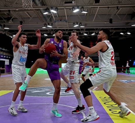 GSD zje123 Saison 2020 21 Easy credit Basketball Bundesliga BG Göttingen - s.Oliver Würzburg Göttingens Marvin Omuvwie (am Ball) gegen Würzburgs Brekkott Chapmann rechts)