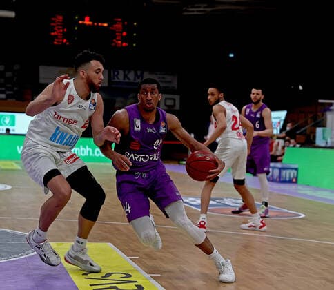 GSD zje123 Saison 2020 21 Easy credit Basketball Bundesliga BG Göttingen - s.Oliver Würzburg Göttingens Aubrey Dawkins (am Ball) gegen Würzburgs Brekkott Chapmann
