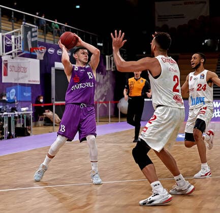 GSD zje123 Saison 2020 21 Easy credit Basketball Bundesliga BG Göttingen - s.Oliver Würzburg Göttingens Rihards Lomazs (am Ball) gegen Würzburgs Brekkott Chapman