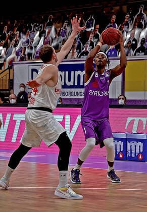 GSD zje123 Saison 2020 21 Easy credit Basketball Bundesliga BG Göttingen - s.Oliver Würzburg Göttingens Deishuan Booker (am Ball) gegen Würzburgs Cameron Hunt