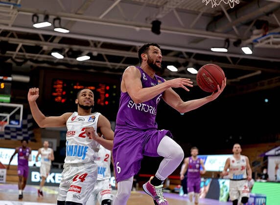 GSD zje123 Saison 2020 21 Easy credit Basketball Bundesliga BG Göttingen - s.Oliver Würzburg Göttingens Luke Nelson (am Ball) gegen Würzburgs Cameron Hunt