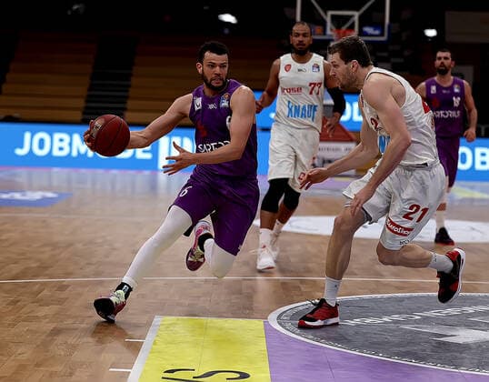 GSD zje123 Saison 2020 21 Easy credit Basketball Bundesliga BG Göttingen - s.Oliver Würzburg Göttingens Luke Nelson (am Ball) gegen Würzburgs Florian Koch