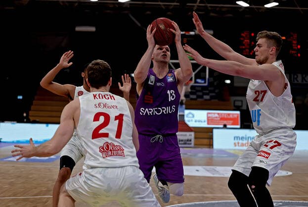 GSD zje123 Saison 2020 21 Easy credit Basketball Bundesliga BG Göttingen - s.Oliver Würzburg Göttingens Rihards Lomazs (am Ball) gegen Würzburgs Lonas Weitzel (rechts)