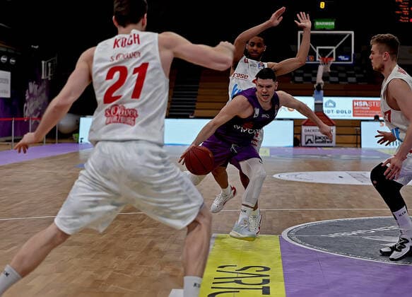 GSD zje123 Saison 2020 21 Easy credit Basketball Bundesliga BG Göttingen - s.Oliver Würzburg Göttingens Aubrey Dawkins (am Ball) gegen Würzburgs