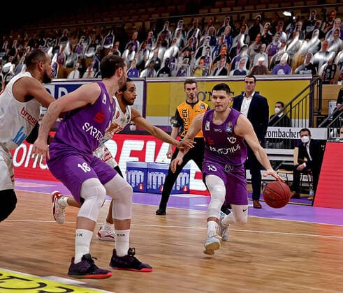 GSD zje123 Saison 2020 21 Easy credit Basketball Bundesliga BG Göttingen - s.Oliver Würzburg Göttingens Rihards Lomazs (am Ball) gegen Würzburgs Cameron Hunt