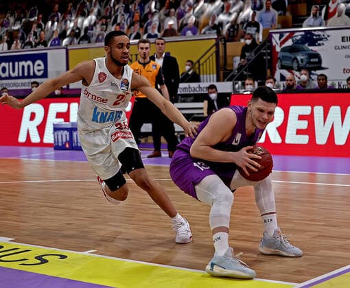 GSD zje123 Saison 2020 21 Easy credit Basketball Bundesliga BG Göttingen - s.Oliver Würzburg Göttingens Rihards Lomazs (am Ball) gegen Würzburgs Cameron Hunt