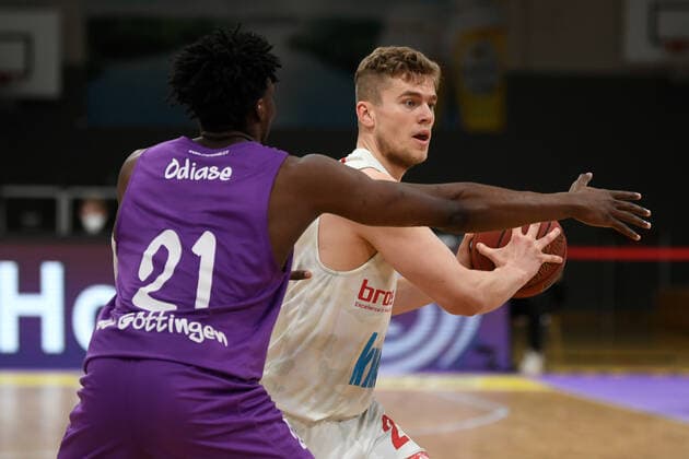 BG Göttingen - S.Oliver Baskets Würzburg 11.04.2021, Basketball-Bundesliga easyCredit-BBL, Saison 2020 2021, Hauptrunde, BG Göttingen - S.Oliver Baskets Würzburg. Würzburgs Jonas Weitzel (r) spielt gegen Göttingens Tai Odiase. Göttingen Niedersachsen Deutschland