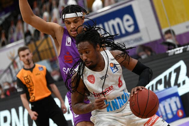 BG Göttingen - S.Oliver Baskets Würzburg 11.04.2021, Basketball-Bundesliga easyCredit-BBL, Saison 2020 2021, Hauptrunde, BG Göttingen - S.Oliver Baskets Würzburg. Würzburgs Robert Loewery (r) spielt gegen Göttingens Nelson Weidemann. Göttingen Niedersachsen Deutschland