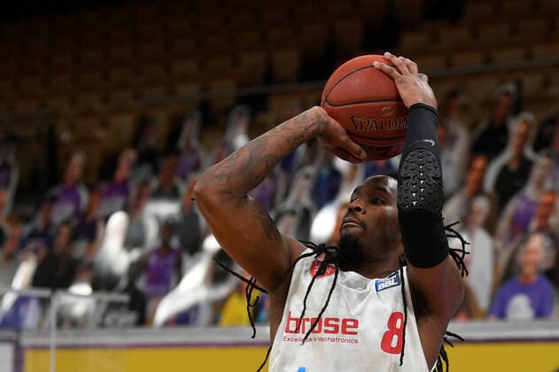 BG Göttingen - S.Oliver Baskets Würzburg 11.04.2021, Basketball-Bundesliga easyCredit-BBL, Saison 2020 2021, Hauptrunde, BG Göttingen - S.Oliver Baskets Würzburg. Würzburgs Robert Loewery wirft auf den Korb. Göttingen Niedersachsen Deutschland