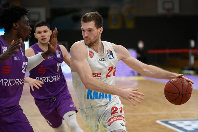 BG Göttingen - S.Oliver Baskets Würzburg 11.04.2021, Basketball-Bundesliga easyCredit-BBL, Saison 2020 2021, Hauptrunde, BG Göttingen - S.Oliver Baskets Würzburg. Würzburgs Florian Koch (r) spielt gegen Göttingens Tai Odiase (l) und Göttingens Rihards Lomazs. Göttingen Niedersachsen Deutschland
