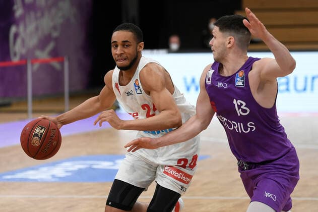 BG Göttingen - S.Oliver Baskets Würzburg 11.04.2021, Basketball-Bundesliga easyCredit-BBL, Saison 2020 2021, Hauptrunde, BG Göttingen - S.Oliver Baskets Würzburg. Würzburgs Cameron Hunt (l) spielt gegen Göttingens Rihards Lomazs. Göttingen Niedersachsen Deutschland