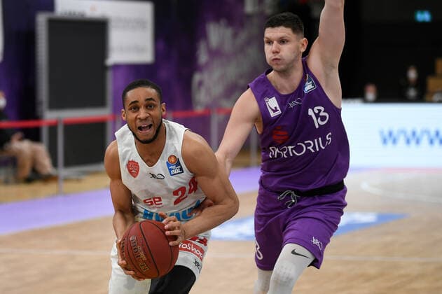 BG Göttingen - S.Oliver Baskets Würzburg 11.04.2021, Basketball-Bundesliga easyCredit-BBL, Saison 2020 2021, Hauptrunde, BG Göttingen - S.Oliver Baskets Würzburg. Würzburgs Cameron Hunt (l) spielt gegen Göttingens Rihards Lomazs. Göttingen Niedersachsen Deutschland