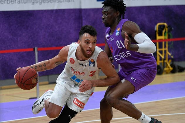 BG Göttingen - S.Oliver Baskets Würzburg 11.04.2021, Basketball-Bundesliga easyCredit-BBL, Saison 2020 2021, Hauptrunde, BG Göttingen - S.Oliver Baskets Würzburg. Würzburgs Brekkott Chapman (l) spielt gegen Göttingens Tai Odiase. Göttingen Niedersachsen Deutschland