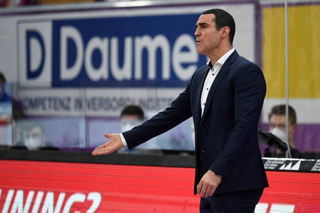 BG Göttingen - S.Oliver Baskets Würzburg 11.04.2021, Basketball-Bundesliga easyCredit-BBL, Saison 2020 2021, Hauptrunde, BG Göttingen - S.Oliver Baskets Würzburg. Göttingens Trainer Roel Moors. Göttingen Niedersachsen Deutschland