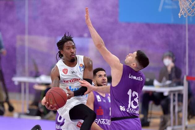 Robert Lowery (s.Oliver Wuerzburg) (am Ball), Rihards Lomazs (BG Goettingen) (R), Marvin Omuvwie (BG Goettingen) (M, hinten) , Basketball, Bundesliga, BBL, BG Goettingen - s.Oliver Wuerzburg, 11.04.2021, BG Goettingen - s.Oliver Wuerzburg, Basketball, Bundesliga, GER, BBL, 11.04.2021 Goettingen Copyright: xEibner-Pressefotox-xRolandxSippelx