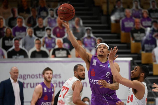 BG Göttingen - S.Oliver Baskets Würzburg 11.04.2021, Basketball-Bundesliga easyCredit-BBL, Saison 2020 2021, Hauptrunde, BG Göttingen - S.Oliver Baskets Würzburg. Göttingens Nelson Weidemann witft auf den Korb. Göttingen Niedersachsen Deutschland