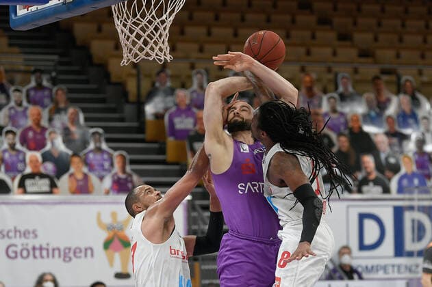 BG Göttingen - S.Oliver Baskets Würzburg 11.04.2021, Basketball-Bundesliga easyCredit-BBL, Saison 2020 2021, Hauptrunde, BG Göttingen - S.Oliver Baskets Würzburg. Göttingens Dennis Kramer (M) spielt gegen Würzburgs Robert Loewery (r). Göttingen Niedersachsen Deutschland