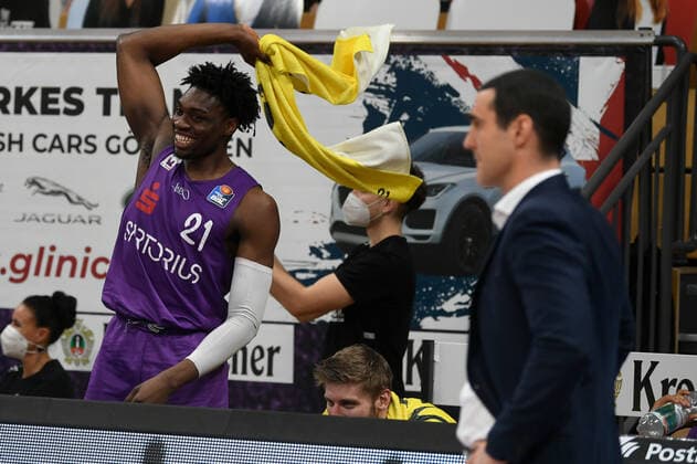 BG Göttingen - S.Oliver Baskets Würzburg 11.04.2021, Basketball-Bundesliga easyCredit-BBL, Saison 2020 2021, Hauptrunde, BG Göttingen - S.Oliver Baskets Würzburg. Göttingens Tai Odiase schwingt das Handtuch. Göttingen Niedersachsen Deutschland