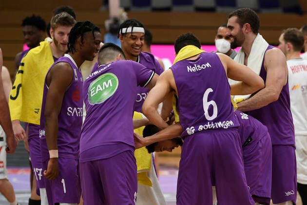 BG Göttingen - S.Oliver Baskets Würzburg 11.04.2021, Basketball-Bundesliga easyCredit-BBL, Saison 2020 2021, Hauptrunde, BG Göttingen - S.Oliver Baskets Würzburg. Göttingens Spieler stehen zusammen. Göttingen Niedersachsen Deutschland