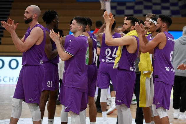 BG Göttingen - S.Oliver Baskets Würzburg 11.04.2021, Basketball-Bundesliga easyCredit-BBL, Saison 2020 2021, Hauptrunde, BG Göttingen - S.Oliver Baskets Würzburg. Göttingens Spieler jubeln nach dem Spiel. Göttingen Niedersachsen Deutschland