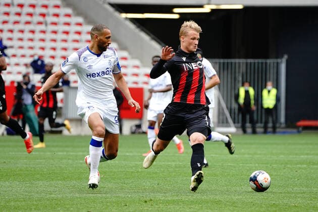 Kasper Dolberg (OGC Nice) - Yunis Abdelhamid (Stade de Reims) FOOTBALL : OGC Nice vs Stade de Reims - Ligue 1 Uber Eats - Nice - 11 04 2021 NorbertScanella PanoramiC 