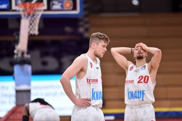 Jonas Weitzel (s.Oliver Wuerzburg) (L) und Julian Albus (R) enttaeuscht, frustriert, Emotion , Basketball, Bundesliga, BBL, BG Goettingen - s.Oliver Wuerzburg, 11.04.2021, BG Goettingen - s.Oliver Wuerzburg, Basketball, Bundesliga, GER, BBL, 11.04.2021 Goettingen Copyright: xEibner-Pressefotox-xRolandxSippelx