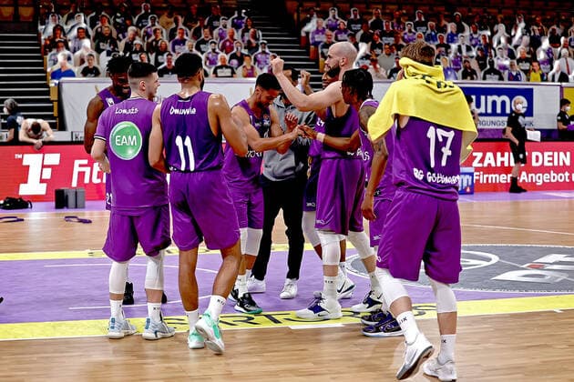 GSD zje123 Saison 2020 21 Easy credit Basketball Bundesliga BG Göttingen - s.Oliver Würzburg Göttingens Andrew Onwuegbuzie (mitte) Geburtstagskind wird nach dem Sieg gegen Würzburg gefeiert