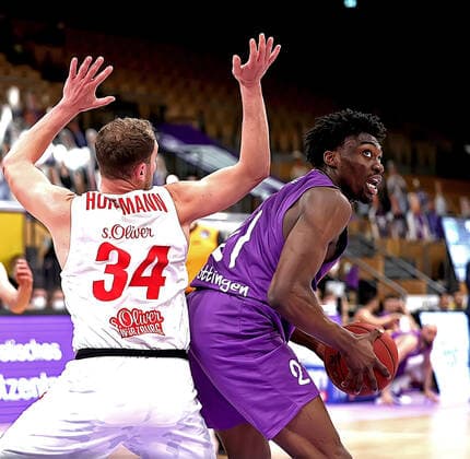 GSD zje123 Saison 2020 21 Easy credit Basketball Bundesliga BG Göttingen - s.Oliver Würzburg Göttingens Tai Odiase (am Ball) gegen Würzburgs Felix Hoffmann