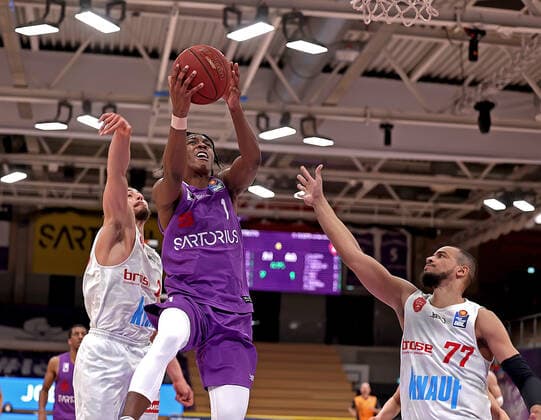 GSD zje123 Saison 2020 21 Easy credit Basketball Bundesliga BG Göttingen - s.Oliver Würzburg Göttingens Deishuan Booketr (am Ball) gegen Würzburgs Alex King (rechts) und Julian Albus