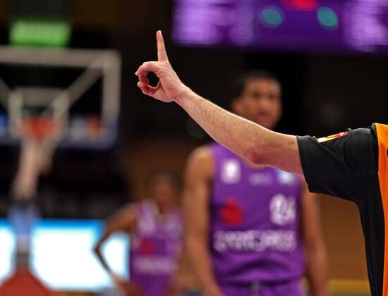 GSD zje123 Saison 2020 21 Easy credit Basketball Bundesliga BG Göttingen - s.Oliver Würzburg Schiedtrichter zeigt 1 Freiwurf an