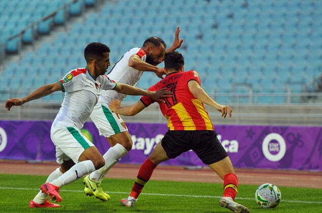 Abderrahmane Meziane(17) of EST in action with Walid Allati(20) of MCA during the Match Espérance Sportive de Tunis (EST) vs Mouloudia Club d Alger (MCA) counting for the CAF African Champions League at the Rades stadium.photo: Yassine Mahjoub CAF African Champions League: EST vs MC Algiers 