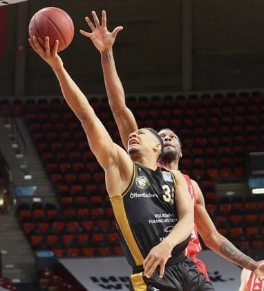 Sport Bilder des Tages Braunschweigs 35 JALLOW vs Bayerns 25 JaJuan JOHNSON. Basketball, Bayern - Braunschweig, Bundesliga, Saison 2020-2021, am 11.4.2021 in Muenchen, A U D I D O M E, Deutschland. Quelle Copyright Credit : Oryk HAIST