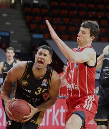 Braunschweigs 35 JALLOW vs Bayerns 11 Vladimir LUCIC. Basketball, Bayern - Braunschweig, Bundesliga, Saison 2020-2021, am 11.4.2021 in Muenchen, A U D I D O M E, Deutschland. Quelle Copyright Credit : Oryk HAIST